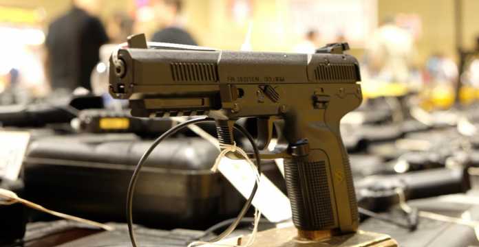 Arma olvidada en el baño de una primaria de Texas causa polémica