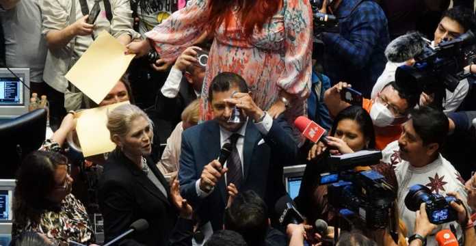 Alejandro Armenta Mier mandó a receso la sesión ordinaria tras alcanzar quórum para sesionar tras la suspensión del día de ayer. Será una sede alterna en dónde se lleven a cabo los trabajos legislativos.