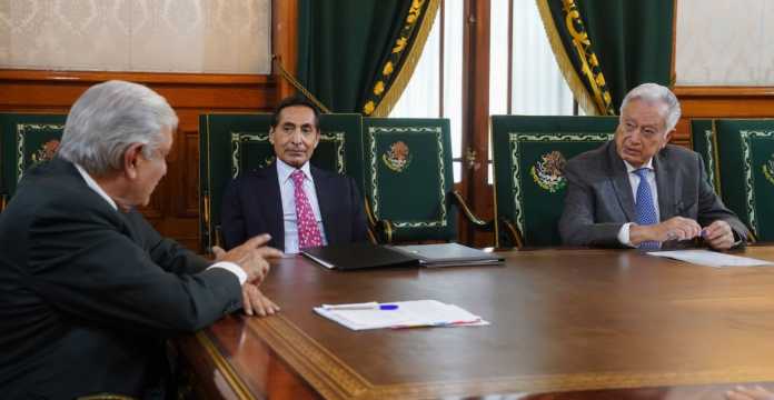 Andrés Manuel López Obrador, Rogelio Ramírez de la O., Y Manuel Bartlett durante la reunión para la adquisición de 13 plantas generadoras de energía propiedad de Iberdrola.