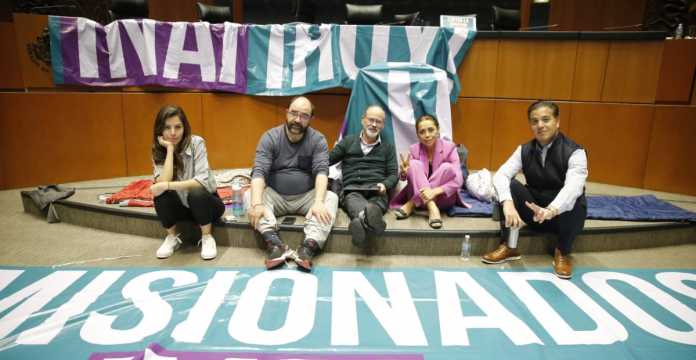 planton-de-senadores-en-el-pleno-por-inai-1