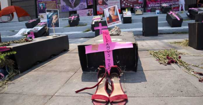 Ha pasado un día de que cuatro madres víctimas de feminicidios y desaparición instalaron un plantón frente al Palacio de Gobierno de Chiapas, para buscar una reunión con el gobernador de este estado, Rutilio Escandón Cadenas, ante la falta de justicia. En el plantón esta la activista y defensora de Derechos Humanos, Irinea Buendía, madre de Mariana Lima.