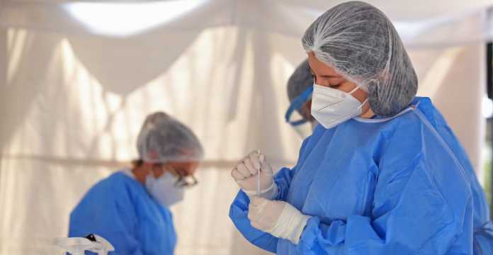 Una enfermera de la Secretaria de Salud Jalisco, revisa la prueba de Covid-19 que realizo durante la jornada en el modulo de pruebas gratuitas en el centro de Tlaquepaque.