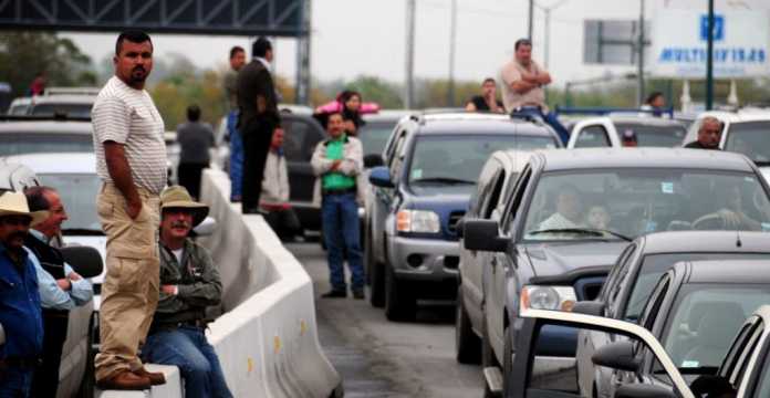 bloquean-con-traileres-durante-dos-horas-la-carretera-piedras-negras-en-nuevo-laredo-1024x529