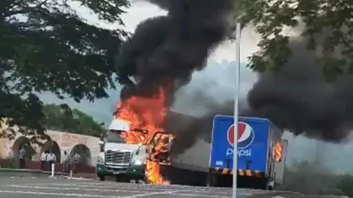 incendio-de-vehiculos-pesados-en-venustiano-carranza-chiapas