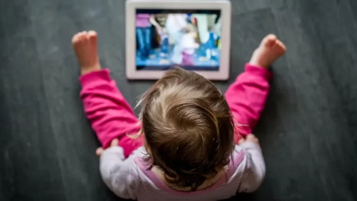tablets_tabletas_ninos_pantallas_menores_celulares_shutterstock.jpg_554688468