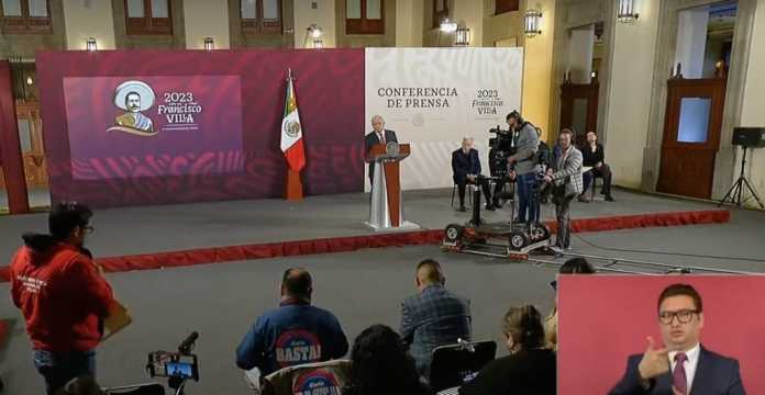 bartlett-bajo-su-switch-el-director-de-la-cfe-se-quedo-dormido-en-la-mananera-de-lopez-obrador-1024x529