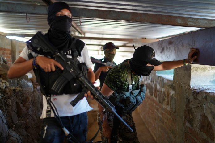 Autodefensas mantienen barricadas en diversos la puntos del Municipio de Pinolapan.