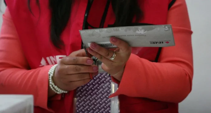 apertura-del-sobre-postal-de-los-votos