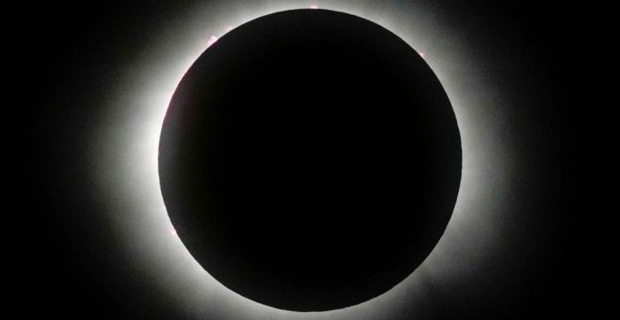 mexicanos-viven-eclipse-solar-este-lunes-punto-maximo-mazatlan-1024x529