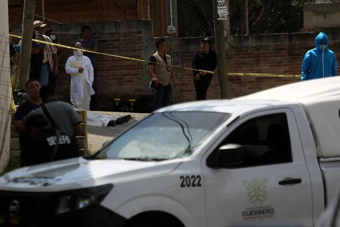 peritos-forenses-en-escena-del-crimen-en-mexico (1)